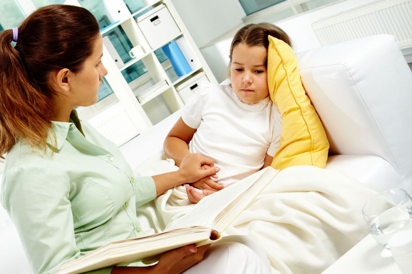 Reden Sie regelmäßig mit Ihrem Kind über seine Sorgen. Das beugt Migräneattacken vor