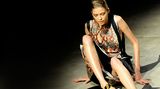 Die Prada-Show während der Mailänder Modewoche im September 2008 bleibt nicht nur wegen der fantastischen Entwürfe in Erinnerung. Vielmehr sind es die Models, die reihenweise stolpern, straucheln und stürzen.