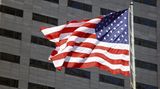 Kritik am politischen System der USA      Daisan:    "Es ist Tradition der US-Regierung ständig zu lügen. Der amerikanische Traum ist eine gigantische Lüge und die US-Demokratie ist eine noch größere Lüge! Die USA müssen einen radikalen Regierungswechsel vollziehen, wenn sie wenigstens wieder ein Stück weit glaubwürdig werden wollen."    Molch66:    "Er (George W. Bush,. Anm. der Red.) gibt mehr Geld für Krieg als für Bildung etc. aus."    H.P. (Auszug aus einem Brief eines US-Bischofs an den Präsidenten):    "Wir werden nicht gehasst, weil wir Demokratie, Freiheit und Menschenrechte praktizieren. Wir werden gehasst, weil unsere Regierung den Ländern der Dritten Welt diese Prinzipien verweigert"