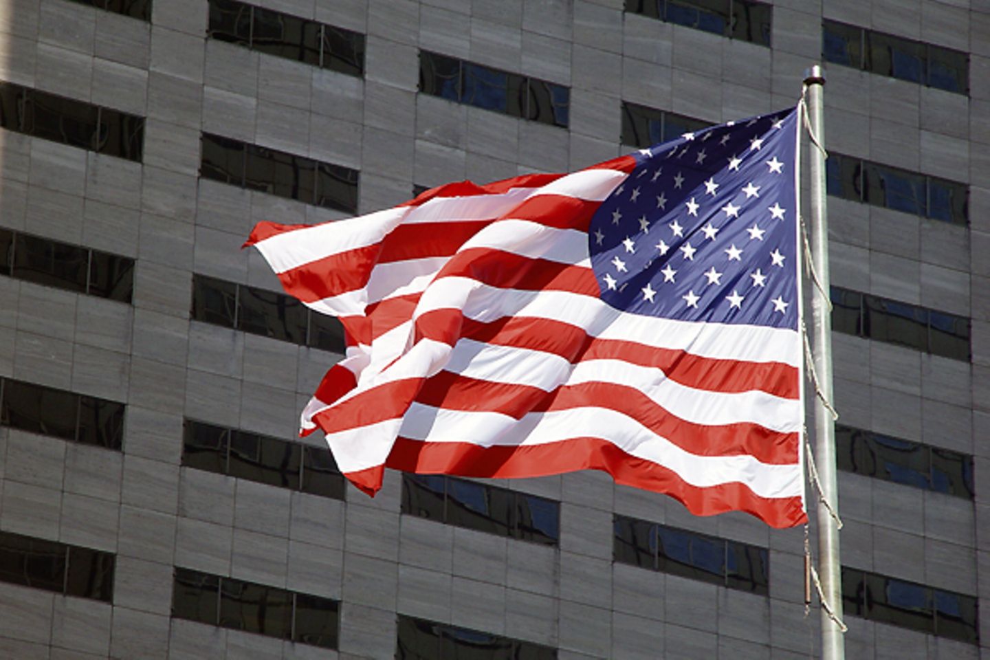 Kritik am politischen System der USA      Daisan:    "Es ist Tradition der US-Regierung ständig zu lügen. Der amerikanische Traum ist eine gigantische Lüge und die US-Demokratie ist eine noch größere Lüge! Die USA müssen einen radikalen Regierungswechsel vollziehen, wenn sie wenigstens wieder ein Stück weit glaubwürdig werden wollen."    Molch66:    "Er (George W. Bush,. Anm. der Red.) gibt mehr Geld für Krieg als für Bildung etc. aus."    H.P. (Auszug aus einem Brief eines US-Bischofs an den Präsidenten):    "Wir werden nicht gehasst, weil wir Demokratie, Freiheit und Menschenrechte praktizieren. Wir werden gehasst, weil unsere Regierung den Ländern der Dritten Welt diese Prinzipien verweigert"
