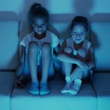 Kinder abends vorm Fernseher