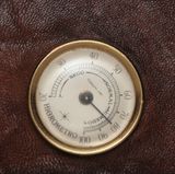 Dabei helfen Hygrometer, die Sie in Baumärkten, im Fachhandel oder im Internet erhalten. Die relative Luftfeuchtigkeit im Zimmer sollte zwischen 40 und 60 Prozent liegen