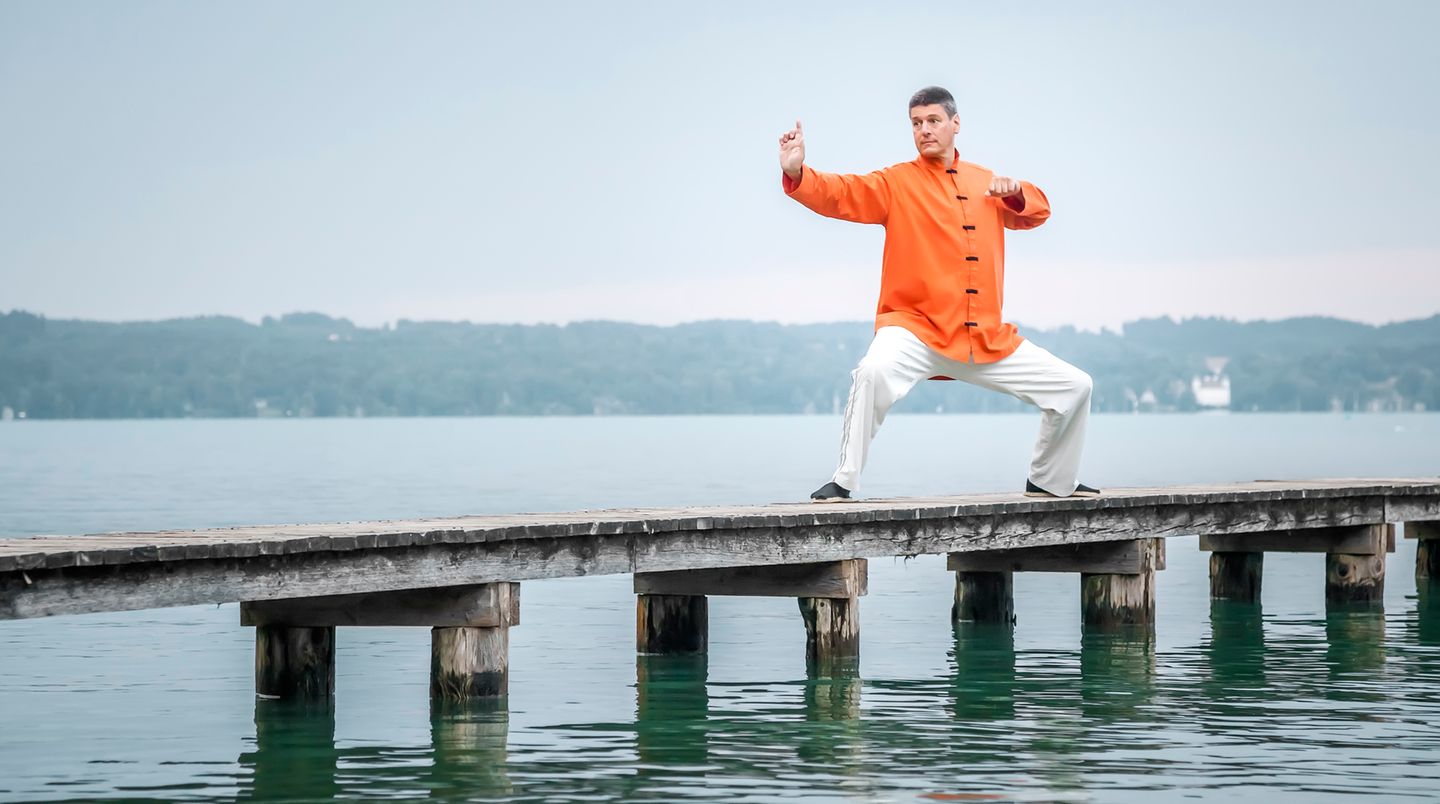 Finden Sie heraus, was Sie besonders stresst, und vermeiden Sie solche Situationen möglichst konsequent. Sorgen Sie besonders am Abend für Entspannung, damit sich Seele und Haut beruhigen können: Unterstützend wirken dabei Entspannungstechniken wie Yoga, Qi Gong, Meditation, Progressive Muskelentspannung nach Jacobson oder Autogenes Training. Wenn Sie sich nur schwer aus Ihrer Juck-Kratz-Spirale befreien können oder die Krankheit negative Gefühle hervorruft, kann eine Psychotherapie sehr hilfreich sein