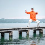 Finden Sie heraus, was Sie besonders stresst, und vermeiden Sie solche Situationen möglichst konsequent. Sorgen Sie besonders am Abend für Entspannung, damit sich Seele und Haut beruhigen können: Unterstützend wirken dabei Entspannungstechniken wie Yoga, Qi Gong, Meditation, Progressive Muskelentspannung nach Jacobson oder Autogenes Training. Wenn Sie sich nur schwer aus Ihrer Juck-Kratz-Spirale befreien können oder die Krankheit negative Gefühle hervorruft, kann eine Psychotherapie sehr hilfreich sein