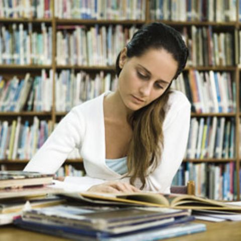 Auch wenn es manchmal anstrengt, für Klausuren zu büffeln, ein Studium ist immer noch der Königsweg zum Job
