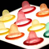 Wenn schon Sex, dann bitte sicheren    Die Frauen eines Dorfs im Himalaya-Staat Nepal haben ihren im Ausland arbeitenden Männern Kondome geschickt, um sie vor Aids oder Geschlechtskrankheiten zu schützen. In Briefen baten die Frauen des Dorfs Pang ihre Männer, ihnen treu zu bleiben. Falls sie das nicht sein könnten, sollten sie aber wenigstens sicheren Sex haben, heißt es in den Briefen, wie die Zeitung "Kantipur" berichtete. Schätzungsweise drei Millionen Nepalesen arbeiten im Ausland, um ihre daheim gebliebenen Familien zu unterstützen.