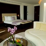 Blickfang in den Deluxe-Zimmern sind die nierenförmigen Sofas von de Sede. Kein einfacher Lichtschalter am Bett, sondern eine gewöhnungsbedürftige Fernbedienung von Bang & Olufsen steuert Beleuchtung, Vorhänge und Jalousien