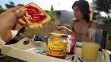 "Das ist die reine Unfähigkeit selbst eine Entscheidung zu treffen. Hunger hätte Frau ja, aber was soll Frau nur essen? Süss? Fettig? Gesund? ... Wenn ein anderer dann eine Entscheidung trifft, ist Frau erleichtert und möchte - natürlich - ihren Teil", urteilt "Steelbow" aus München