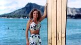 US-Star Joan Crawford, die berüchtigt war für ihren Putzfimmel, ihre Tobsuchtsanfälle und ihre drakonische Kindererziehung, gibt sich hier locker im Bikini am Strand 1949