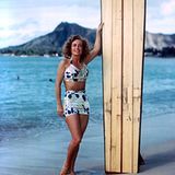 US-Star Joan Crawford, die berüchtigt war für ihren Putzfimmel, ihre Tobsuchtsanfälle und ihre drakonische Kindererziehung, gibt sich hier locker im Bikini am Strand 1949