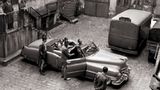 Boxlegende Sugar Ray Robinson vergnügt sich während einer trainingsfreien Zeit in seinem brandneuen 51er Cadillac Cabriolet. Er bereitete sich gerade in Paris auf seinen Kampf gegen den Briten Randolph Turpin vor