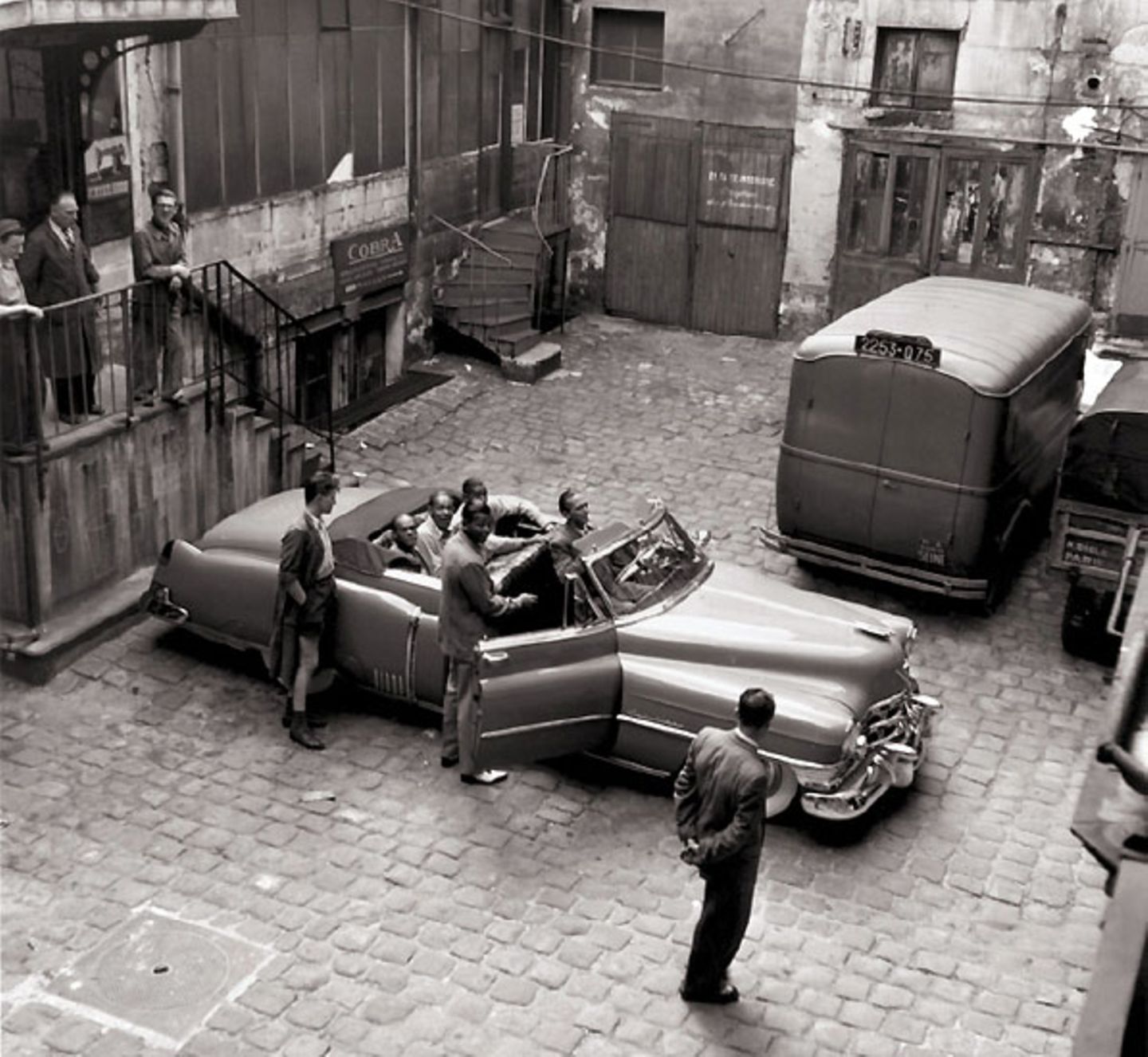 Boxlegende Sugar Ray Robinson vergnügt sich während einer trainingsfreien Zeit in seinem brandneuen 51er Cadillac Cabriolet. Er bereitete sich gerade in Paris auf seinen Kampf gegen den Briten Randolph Turpin vor