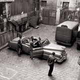 Boxlegende Sugar Ray Robinson vergnügt sich während einer trainingsfreien Zeit in seinem brandneuen 51er Cadillac Cabriolet. Er bereitete sich gerade in Paris auf seinen Kampf gegen den Briten Randolph Turpin vor