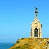 "Es gäbe noch mehr Arbeitslose, denn das Zuschneidern und Nähen lustiger Kutten, Roben und alberner Mützen würde wegfallen. Es gäbe mehr Platz für Hochhäuser an den Stellen, wo jetzt unzählige Kirchen stehen. Und es gäbe womöglich keinen wirklichen Grund mehr auf der Welt, sich zu streiten und zu töten - so kann man doch alles wunderbar mit 'Religion' vertuschen", schreibt Janness aus Berlin
