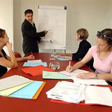 "Nein, unter Insekten gibt es keine Arbeitslosigkeit. Im Gegensatz zur menschlichen Gesellschaft gehen die Vier- bis Tausendfüßler immer einer Beschäftigung nach. Es gibt keinen Boss mit unsinnigen Anordnungen, hier reagiert jeder auf Signale. Und wenn die halbe Mannschaft vom Feind aufgefressen wird, arbeitet die andere Hälfte unverdrossen weiter. Allerdings wird das Sexualleben intensiviert, um die erlittenen Verluste wieder aufzuarbeiten", erklärt Bernd Hübler aus Wissen