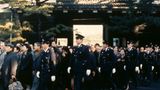 Showa-Tenno Hirohito, Kaiser von Japan    Bei der Beisetzung des Tenno Hirohito am 24. Februar 1989 wurde der große, noch aus der Kaiserzeit stammende Bestattungsritus angewandt. Dies brachte das Land fast an den Rand einer Staatskrise - und löste im Ausland heftige Proteste aus, da bei diesem Ritus die religiösen und staatlichen Funktionen miteinander verschmolzen