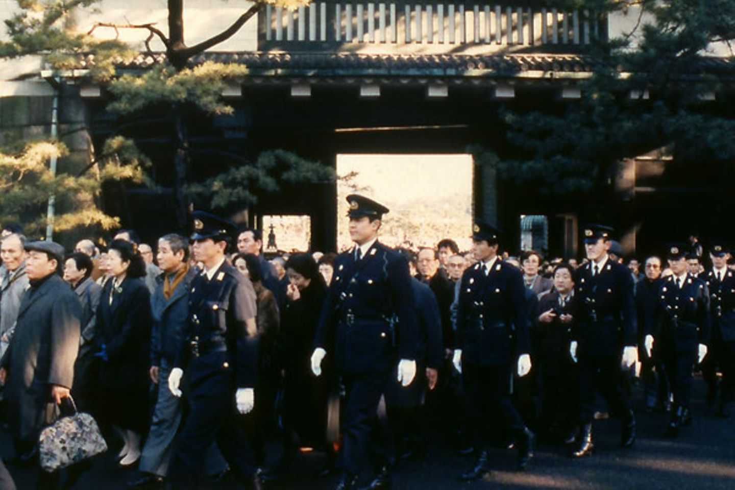 Showa-Tenno Hirohito, Kaiser von Japan    Bei der Beisetzung des Tenno Hirohito am 24. Februar 1989 wurde der große, noch aus der Kaiserzeit stammende Bestattungsritus angewandt. Dies brachte das Land fast an den Rand einer Staatskrise - und löste im Ausland heftige Proteste aus, da bei diesem Ritus die religiösen und staatlichen Funktionen miteinander verschmolzen
