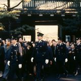 Showa-Tenno Hirohito, Kaiser von Japan    Bei der Beisetzung des Tenno Hirohito am 24. Februar 1989 wurde der große, noch aus der Kaiserzeit stammende Bestattungsritus angewandt. Dies brachte das Land fast an den Rand einer Staatskrise - und löste im Ausland heftige Proteste aus, da bei diesem Ritus die religiösen und staatlichen Funktionen miteinander verschmolzen