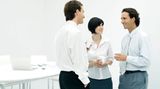 Wer verdient was?    Um Löhne anpassen zu können, müssten Frauen wissen, was ihre männlichen Kollegen (die in gleicher Position arbeiten) verdienen. Das das erfahren sie in der Regel nicht. "Den Schleier des Nichtwissens wollen wir beiseite schieben", sagte von der Leyen in Berlin. Man müsse mehr "Transparenz schaffen"