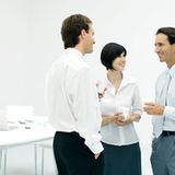 Wer verdient was?    Um Löhne anpassen zu können, müssten Frauen wissen, was ihre männlichen Kollegen (die in gleicher Position arbeiten) verdienen. Das das erfahren sie in der Regel nicht. "Den Schleier des Nichtwissens wollen wir beiseite schieben", sagte von der Leyen in Berlin. Man müsse mehr "Transparenz schaffen"