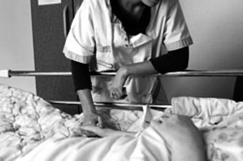 Die Pfleger wollen zumeist, und schaffen es oft nicht: sich die Zeit nehmen, um Patienten vernünftig zu pflegen