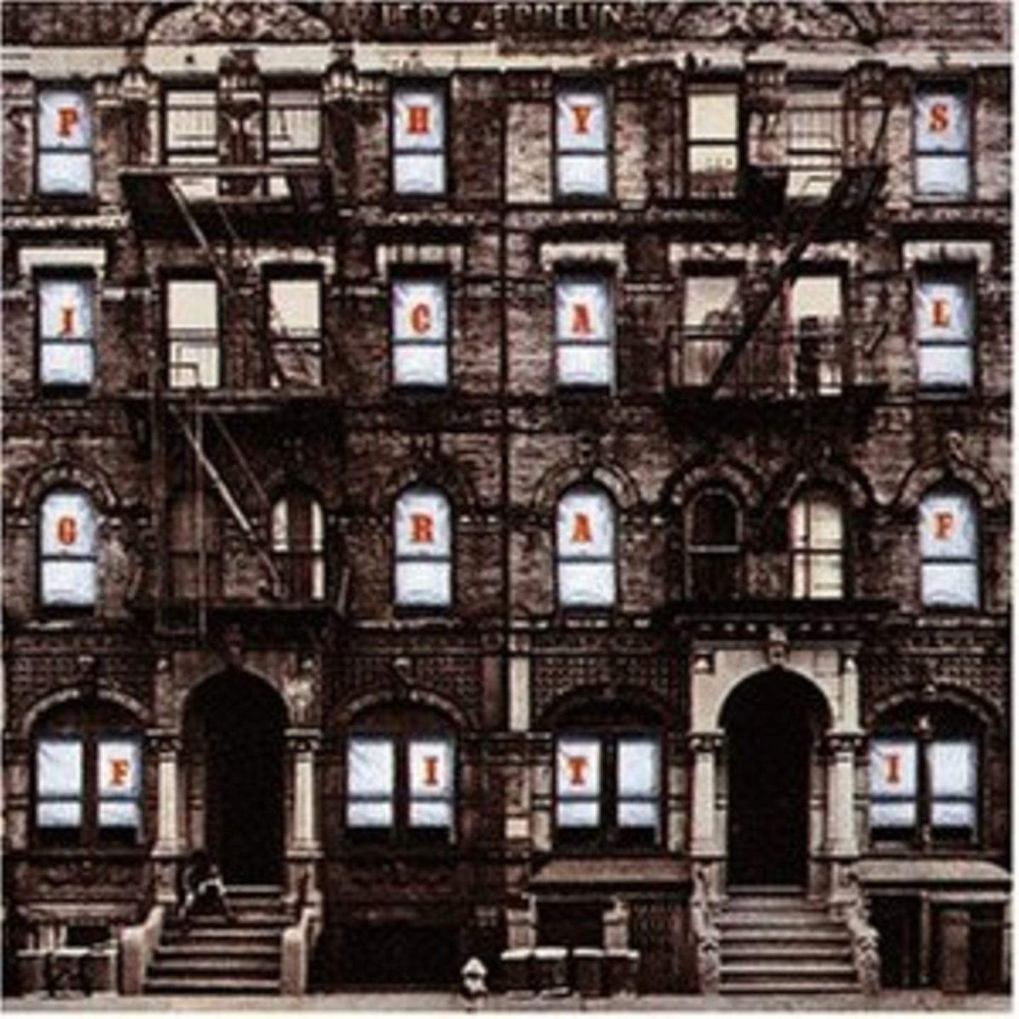 Die besten Alben der 70er Jahre: Als Physical Graffiti erschien, war die britische Band Led Zeppelin den Zenit ihrer Karriere angekommen. Tausende von Fans übernachteten damals vor den Plattenläden, um ein Exemplar des Doppelalbums zu ergattern. Und sie wurden nicht enttäuscht: Auf vier Seiten erweitern die Briten ihren Heavy-Rock um Folk-, Country- und fernöstliche Klänge. Bei aller künstlerischen Abenteuerlust vergaßen Jimmy Page und Robert Plant nicht, ihre Experimente in solide Rock-Songs zu gießen. So fortschrittlich klang der Mainstream 1975! Als Physical Graffiti erschien, war die britische Band Led Zeppelin den Zenit ihrer Karriere angekommen. Tausende von Fans übernachteten damals vor den Plattenläden, um ein Exemplar des Doppelalbums zu ergattern. Und sie wurden nicht enttäuscht: Auf vier Seiten erweitern die Briten ihren Heavy-Rock um Folk-, Country- und fernöstliche Klänge. Bei aller künstlerischen Abenteuerlust vergaßen Jimmy Page und Robert Plant nicht, ihre Experimente in solide Rock-Songs zu gießen. So fortschrittlich klang der Mainstream 1975!