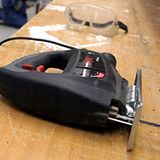 Wie zerronnen, so gewonnen    Bei der Routinekontrolle eines Autos hat ein Polizist im münsterländischen Borken zu seiner Überraschung entdeckt, dass er selbst das Opfer von Dieben geworden ist. Im Kofferraum lagen knapp 20 unterschiedliche Werkzeuge und Zubehör. Bei genauem Hinsehen erkannte der Beamte in Stichsäge, Trennschleifer, Wasserwaage und anderem Gerät sein eigenes Werkzeug. Er hatte es Stunden zuvor noch im Rohbau seines Hauses benutzt. Die 19 und 20 Jahre alten Männer wurden festgenommen.