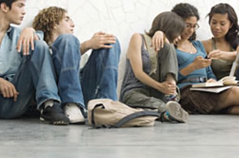 Nur um die 35 Prozent der 15- bis 24-Jährigen fühlen sich vom Treiben in Parteien und Parlamenten angesprochen