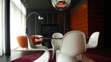 Hinter der Tür mit dem Schild "Suite 100": Der Retro-Look in der "Stones Suite" zitiert die 60er Jahre