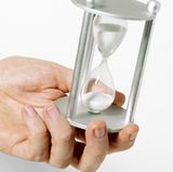 Achten sie darauf, dass Ihr Kind sich mindestens drei Minuten lang die Zähne putzt. Und drängen Sie nicht, wenn sich die ganze Prozedur hinzieht - Ihr Kind muss das Putzen erst üben. Erklären Sie lieber, warum die Reinigung so wichtig ist. Mit einer Zahnputzuhr, die aussieht wie eine Sanduhr, kann Ihr Kind die Putz-Zeit kontrollieren. Nach drei Minuten ist der Sand durchgerieselt.