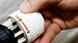 Eine kuschelig-warme Wohnung kommt Deutschland teurer zu stehen: Leichtes Heizöl kostete März 2008 rund 45 Prozent mehr als ein Jahr zuvor