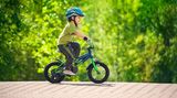 Bringen Sie Bewegung in den Alltag: Nehmen Sie die Treppe anstelle des Fahrstuhls, fahren Sie Ihr Kind nicht überall hin. Wenn Ihr Kind mit dem Fahrrad zur Schule oder nachmittags zu Freunden fährt, bewegt es sich nebenbei.