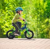 Bringen Sie Bewegung in den Alltag: Nehmen Sie die Treppe anstelle des Fahrstuhls, fahren Sie Ihr Kind nicht überall hin. Wenn Ihr Kind mit dem Fahrrad zur Schule oder nachmittags zu Freunden fährt, bewegt es sich nebenbei.
