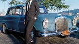 Brasilien, 1966, Abendsonne – der Fußballer Pelé steht im feinen Anzug stolz neben seinem neuen Mercedes- Benz Saloon