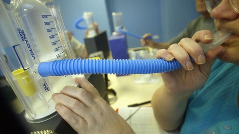 Das gängigste Gerät, mit dem Ärzte die Lungenfunktion messen, ist der Spirometer