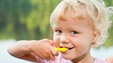 Kinder benutzen am besten eine Kinderzahnbürste mit einer Rutschbremse für den Daumen. Je kleiner die Hände sind, desto dicker sollte der Griff der Zahnbürste sein. Die Bürste sollte einen kurzen (unter zwei Zentimeter), abgerundeten Kopf haben. Damit kann das Kind die hinteren Backenzähne besser erreichen.
