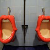 "Gegen etwas zu pinkeln ist geräuschärmer, als in etwas hinein zu pinkeln", weiß Hardy V. aus Flensburg. "Viele Männer können auf öffentlichen Toiletten erst richtig pinkeln, wenn in einem der Urinale die Spülung einsetzt und das eigene Pinkelgeräusch übertönt wird"