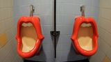 "Gegen etwas zu pinkeln ist geräuschärmer, als in etwas hinein zu pinkeln", weiß Hardy V. aus Flensburg. "Viele Männer können auf öffentlichen Toiletten erst richtig pinkeln, wenn in einem der Urinale die Spülung einsetzt und das eigene Pinkelgeräusch übertönt wird"