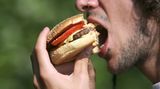 Marcus R. aus Grevenbroich denkt, dass bestimmte Vorlieben angeboren und weitervererbt wurden. "Vor Tausenden von Jahren war man auf fettreiche Nahrung angewiesen", erklärt er. "Würde man heute Essen entwickeln, das anders schmeckt, als das, was wir kennen, könnte es sein, dass es bei der Bevölkerung nicht ankommt." Er räumt jedoch ein: "Wenn man einen neuen Geschmack immer wieder zu sich nimmt, ändern sich womöglich auch die persönlichen Vorlieben"