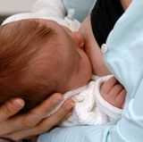 Als stillende Veganerin sollten Sie Ihrem Kind Vitamin-D-Tabletten geben. Kinderärzte empfehlen das allen Müttern. Weil bei Veganerinnen meist zu wenig Vitamin D in der Muttermilch enthalten ist, sind Tabletten umso wichtiger.