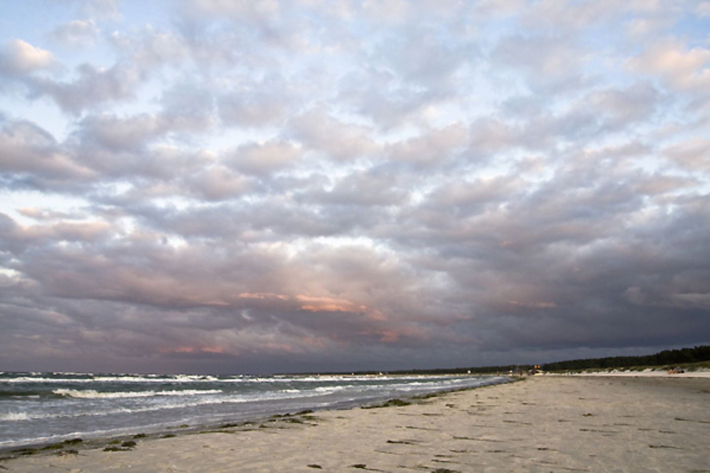 Wetterdeutung: Unheimliche Abendbrise Dass am Nachmittag eines Sommertags der Wind auffrischt, ist kein schlechtes Zeichen. Die Brise gleicht lediglich Temperaturunterschiede aus, die die Hitze zwischen Meer und Land oder zwischen Berg und Tal im Laufe des Tages erzeugt hat. Frischt der Wind jedoch erst abends auf, zumal aus West, deutet sich ein Witterungsumschwung an. Meist ist die Brise Vorbote von Regenwetter, das vom Atlantik nach Europa zieht Unheimliche Abendbrise Dass am Nachmittag eines Sommertags der Wind auffrischt, ist kein schlechtes Zeichen. Die Brise gleicht lediglich Temperaturunterschiede aus, die die Hitze zwischen Meer und Land oder zwischen Berg und Tal im Laufe des Tages erzeugt hat. Frischt der Wind jedoch erst abends auf, zumal aus West, deutet sich ein Witterungsumschwung an. Meist ist die Brise Vorbote von Regenwetter, das vom Atlantik nach Europa zieht