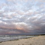 Unheimliche Abendbrise    Dass am Nachmittag eines Sommertags der  Wind auffrischt, ist kein schlechtes Zeichen.  Die Brise gleicht lediglich Temperaturunterschiede  aus, die die Hitze zwischen Meer und  Land oder zwischen Berg und Tal im Laufe  des Tages erzeugt hat. Frischt der Wind jedoch  erst abends auf, zumal aus West, deutet  sich ein Witterungsumschwung an. Meist  ist die Brise Vorbote von Regenwetter, das vom  Atlantik nach Europa zieht