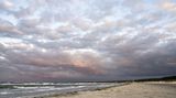 Unheimliche Abendbrise    Dass am Nachmittag eines Sommertags der  Wind auffrischt, ist kein schlechtes Zeichen.  Die Brise gleicht lediglich Temperaturunterschiede  aus, die die Hitze zwischen Meer und  Land oder zwischen Berg und Tal im Laufe  des Tages erzeugt hat. Frischt der Wind jedoch  erst abends auf, zumal aus West, deutet  sich ein Witterungsumschwung an. Meist  ist die Brise Vorbote von Regenwetter, das vom  Atlantik nach Europa zieht