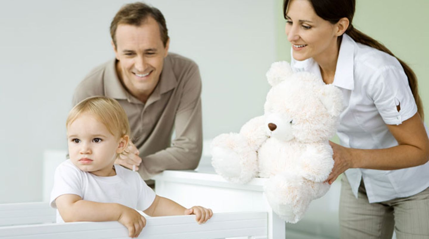 Kaufen Sie ein Kinderbett mit höhenverstellbarem Lattenrost. Dann müssen Sie sich nicht so tief bücken müssen, um das Baby herauszuheben. Wenn das Kind stehen kann, stellen Sie einfach das Bett herunter.