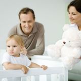 Kaufen Sie ein Kinderbett mit höhenverstellbarem Lattenrost. Dann müssen Sie sich nicht so tief bücken müssen, um das Baby herauszuheben. Wenn das Kind stehen kann, stellen Sie einfach das Bett herunter.