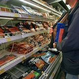 Irgendwas hatte er vergessen...    Ein flüchtender Ladendieb hat in der niederländischen Grenzstadt Kerkrade bei Herzogenrath seinen zwölfjährigen Sohn vergessen. Der 45-Jährige hatte nach Polizeiangaben ein Päckchen Fleisch aus einem Supermarkt gestohlen und wurde dabei ertappt. Ein Verkäufer wollte ihn festhalten, doch der Dieb flüchtete zu seinem Auto. In dem Tumult vergaß er seinen Sohn. Der Verkäufer versuchte mit einem Sprung auf die Motorhaube den Mann zu stoppen, konnte sich kurz festhalten, musste dann aber aufgeben. Über den Jungen erreichte die Polizei den Mann jedoch telefonisch. Der Dieb sagte, er sei auf dem Weg nach Eindhoven und die Mutter solle den Jungen abholen. Er selbst wolle sich nach Ostern bei der Polizei in Kerkrade melden.