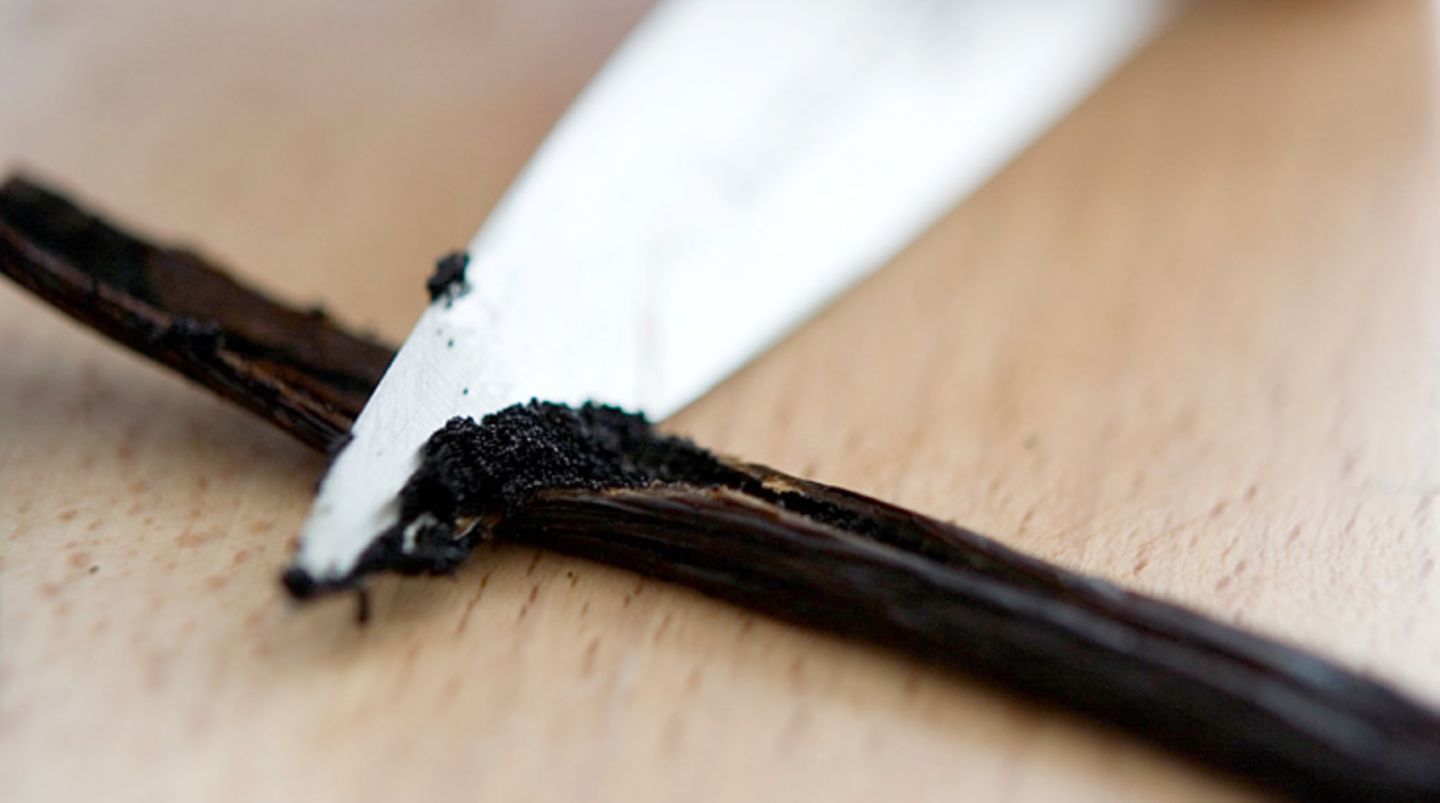 Schlauer einkaufen: "Natürliches Aroma" darf nur auf dem Etikett stehen, wenn Aromen aus natürlichen Quellen gewonnen werden. Das können pflanzliche, tierische oder mikrobiologische Ausgangsstoffe sein. Wichtig dabei: Sie stammen in der Regel nicht von den Früchten, die auf der Packung abgebildet sind, etwa beim Erdbeerjoghurt. Nur "natürliches Erdbeeraroma" wird zu mindestens 95 Prozent aus Erdbeeren gewonnen "Natürliches Aroma" darf nur auf dem Etikett stehen, wenn Aromen aus natürlichen Quellen gewonnen werden. Das können pflanzliche, tierische oder mikrobiologische Ausgangsstoffe sein. Wichtig dabei: Sie stammen in der Regel nicht von den Früchten, die auf der Packung abgebildet sind, etwa beim Erdbeerjoghurt. Nur "natürliches Erdbeeraroma" wird zu mindestens 95 Prozent aus Erdbeeren gewonnen
