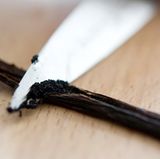 "Natürliches Aroma" darf nur auf dem Etikett stehen, wenn Aromen aus natürlichen Quellen gewonnen werden. Das können pflanzliche, tierische oder mikrobiologische Ausgangsstoffe sein. Wichtig dabei: Sie stammen in der Regel nicht von den Früchten, die auf der Packung abgebildet sind, etwa beim Erdbeerjoghurt. Nur "natürliches Erdbeeraroma" wird zu mindestens 95 Prozent aus Erdbeeren gewonnen