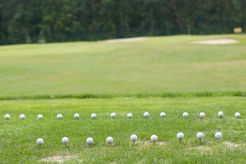 Aus mancher Lage lässt sich der Golfball nur mit Kraft befreien