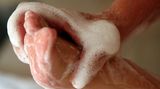 Reinigen Sie Ihre Füße täglich mit einer milden, rückfettenden Seife oder Waschlotion. Das Wasser sollte lauwarm sein (30 bis 35 Grad Celsius). Prüfen Sie die Temperatur mit der Hand. Fußbäder sollten nicht länger als fünf Minuten dauern. Ist Ihr Fuß verletzt, sollten Sie aufs Bad verzichten